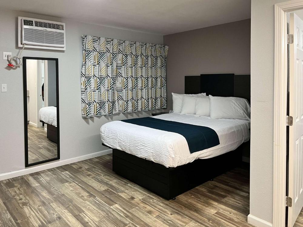 Queen Room - Non-Smoking interior