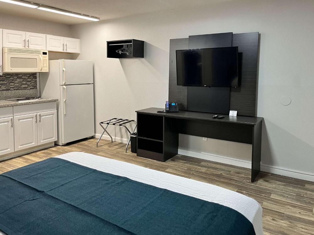 Queen Room with Two Queen Beds - Non-Smoking interior